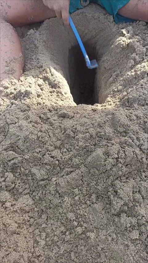 Child Digging Deep Sand Hole with Toy Shovel at Beach Vidéo 341165421