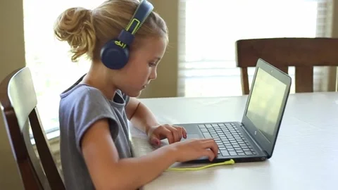 Child distance learning at home during the COVID-19 2020 school closures Vídeos de archivo 137606991