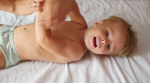 Child do exercises for the muscles of the hands 库存影片 66906513