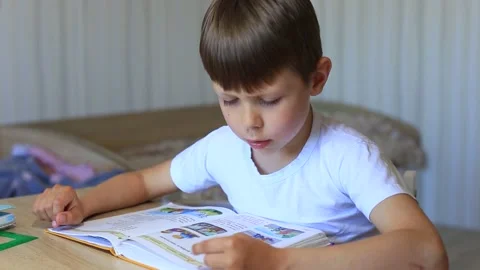 A child does homework on isolation. Homework. Video stock 140368634