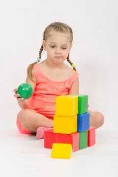 The child does not know where to put ball in house Stock Photos