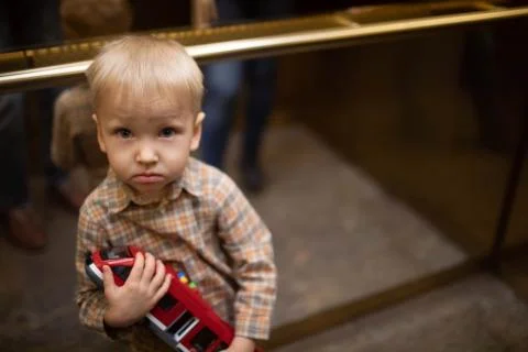 The child does not want to return the toy. Foto stock