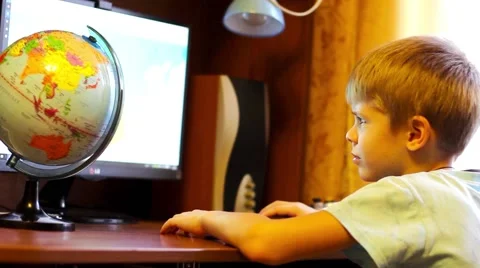 Child is doing on the computer Vidéo 58954945