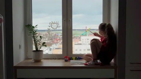 Child draw snowflake in rainbow colours on window with paint Stock Footage 166162927