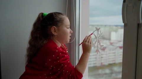 Child draw snowflake on window with paint Stock Footage 166147697