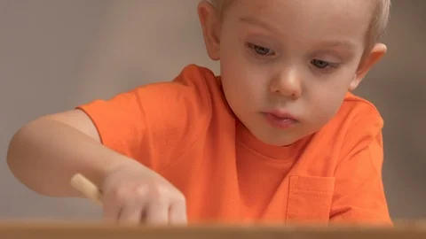 Child is drawing with colored pencils, crayons Vidéo 126816985