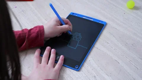 Child drawing on a doodle board in close-up view Vidéo 270382275