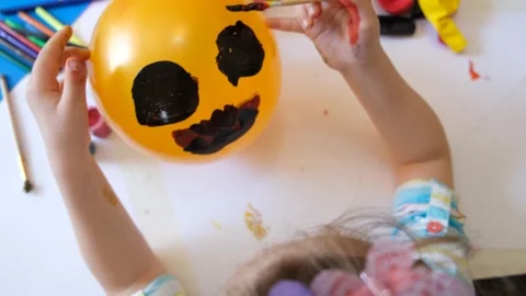 Child drawing pattern of paints fun smile on the balloon. Video stock 170201650