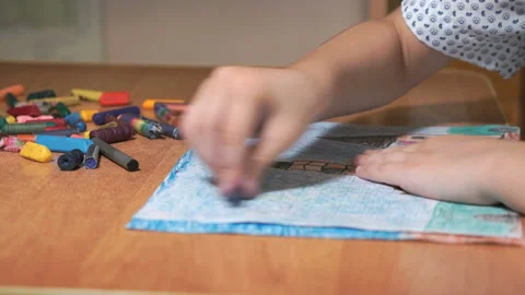Child drawing pictures using chalks and pencils Vídeo Stock 94133153
