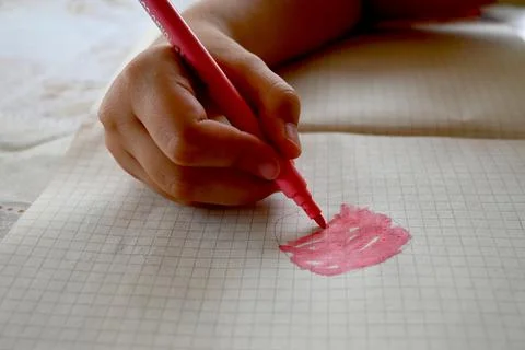 Child drawing with a red marker Stockfoto's