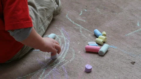 Child Drawing with Sidewalk Chalk Stockbeeldmateriaal 635936