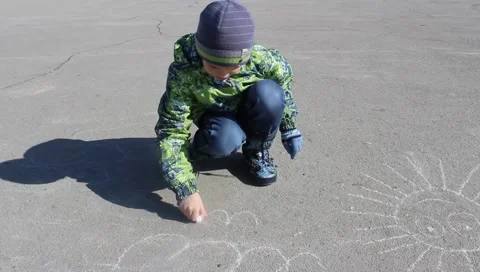 Child draws with chalk on the pavement Vidéo 49285736