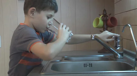 Child drinks water Video stock 46397109