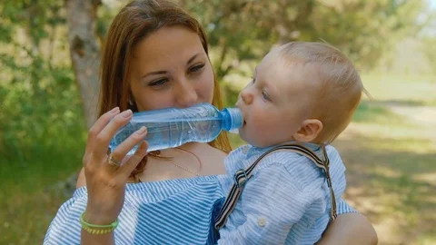 The child drinks water 스톡 동영상 84990737