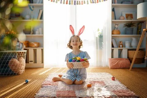 Child with Easter painting eggs Foto stock