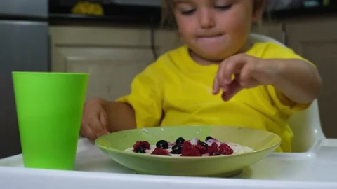 Child eating berries Stock Footage 170533796