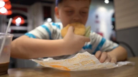 Child eating burger Stock-Footage 115117148