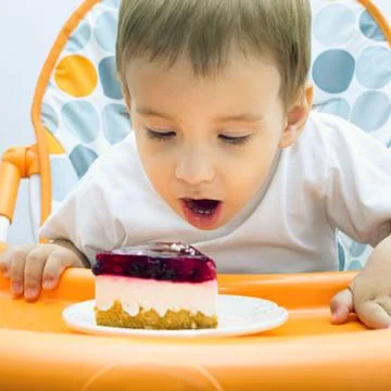 Child eating cake Stock Photos