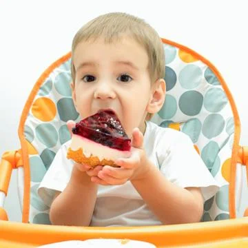 Child eating cake Stock Photos
