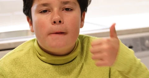 Child eating chicken nuggets Stock-Footage 101960458