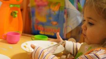 Child eating pasta Video stock 86137004