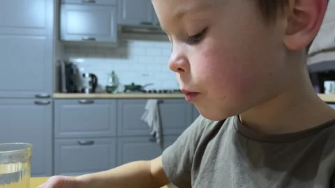 Child Eating Pasta at Kitchen Table, Concept of Everyday Childhood Routine 動画素材 326632325