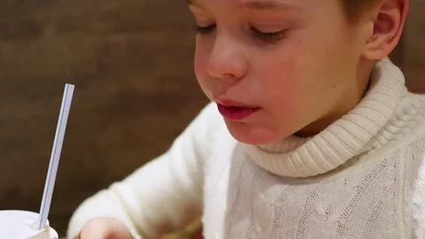 The child eats and drinks in fast food closeup Vidéo 73419721