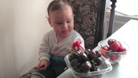 A child eats berries 库存影片 91934146