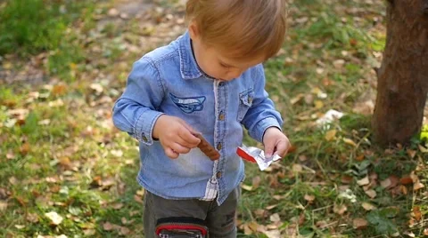 The child eats chocolate in the Park Video stock 67826444