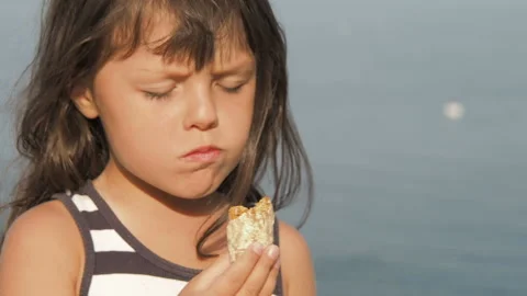 The child eats cookies. Vidéo 96295554