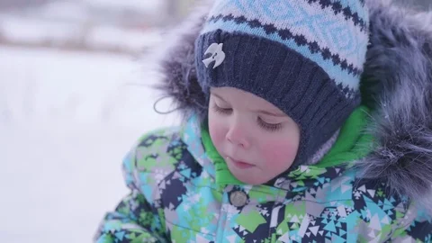 The child eats cookies winter outdoor. Walk in the fresh air 库存影片 83512829