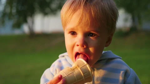 The child eats the ice cream Vídeo Stock 67171172