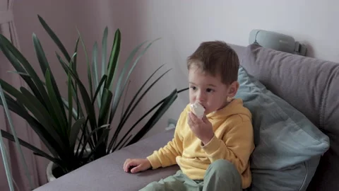 A child eats ice cream. 스톡 동영상 138645264