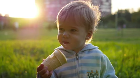 The child eats the ice cream on sunset Vidéo 67172145