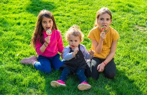 A child eats a lollipop in the park. Selective focus. Foto stock