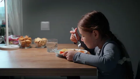 The child eats pasta with a fresh salad of tomato, pepper and round cheese. 4K Vídeos de archivo 152411033