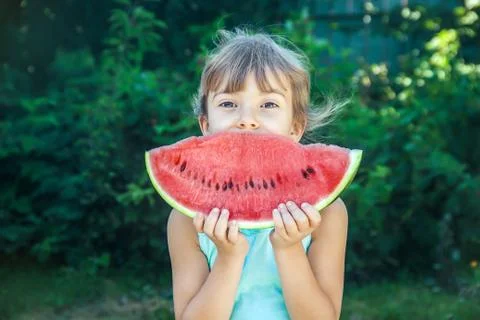 A child eats watermelon. Selective focus. food. Foto stock