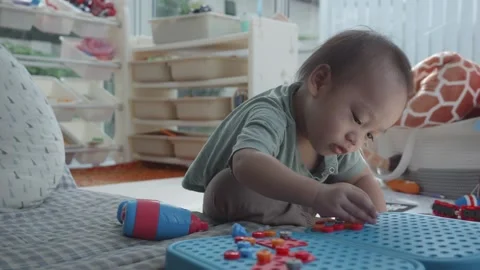 Child Engaged in Creative Play with Colorful Building Blocks Vidéo 344032124