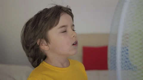 Child Enjoying Cool Wind From Electric Fan at Home at Summer Heat Weather. .. 스톡 동영상 343651091