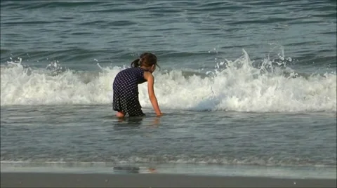 Child enjoys beach wave splash Stock-Footage 40274857