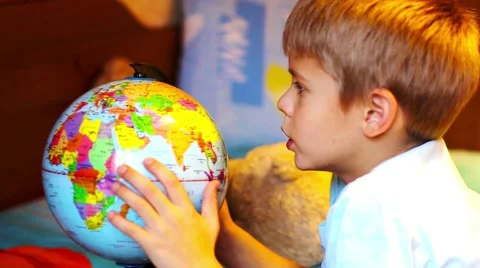 Child is exploring the globe 库存影片 58938526
