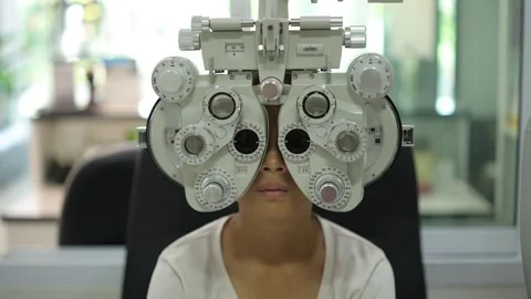 Child eye test in optical store Video stock 274132592