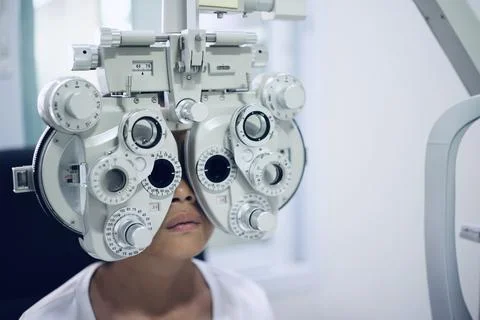 Child eye test in optical store 스톡 사진