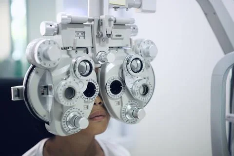 Child eye test in optical store Stock-Fotos