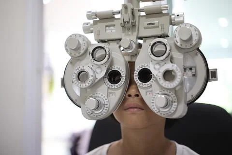 Child eye test in optical store Stock-Fotos