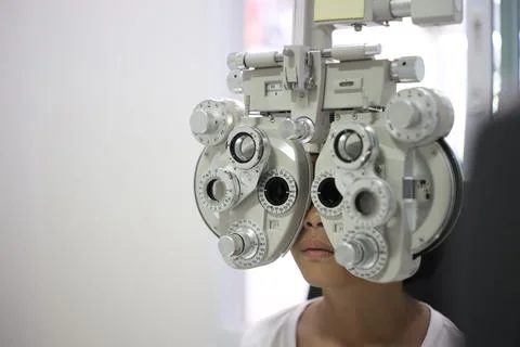 Child eye test in optical store Fotos Stock