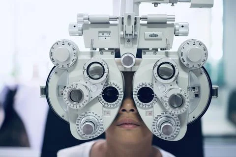 Child eye test in optical store Stock-Fotos