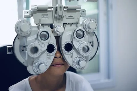 Child eye test in optical store Fotos de archivo
