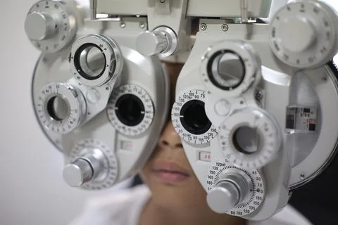 Child eye test in optical store Fotos de archivo
