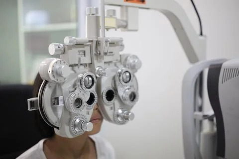 Child eye test in optical store Stock-Fotos